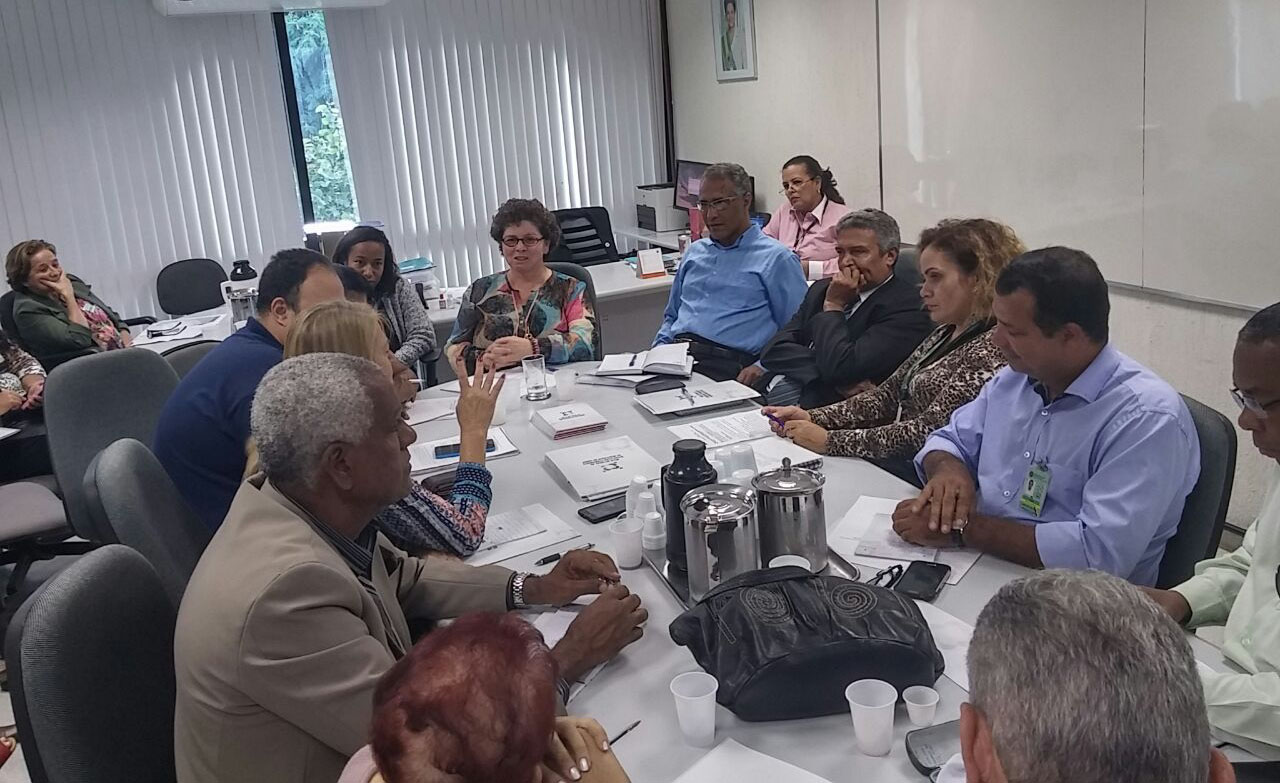 O diretor da CNTSS-CUT, Raimundo Cintra, participou na quinta-feira, 14/05, de mais uma reunião ordinária da Mesa Setorial de Negociação Permanente do Ministério da Saúde (MSNP/MS), no Gabinete da CGESP, em Brasília.    Após os informes da bancada sindical e governamental e relatado dos trabalhos desenvolvidos pelos Grupos de Trabalho (GT’S), foram debatidas questões como ponto eletrônico, educação continuada, termo de cedência e o Projeto de Lei sobre o plano de carreira da FUNASA.